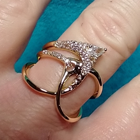 Goldtone crystal abstract gorgeous ring - Picture 1 of 5